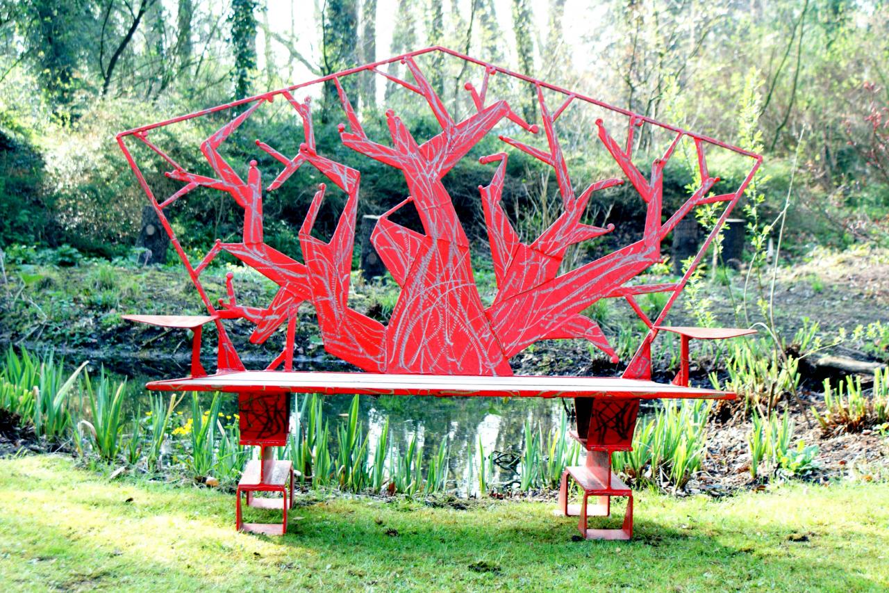 banc en arbre rouge
