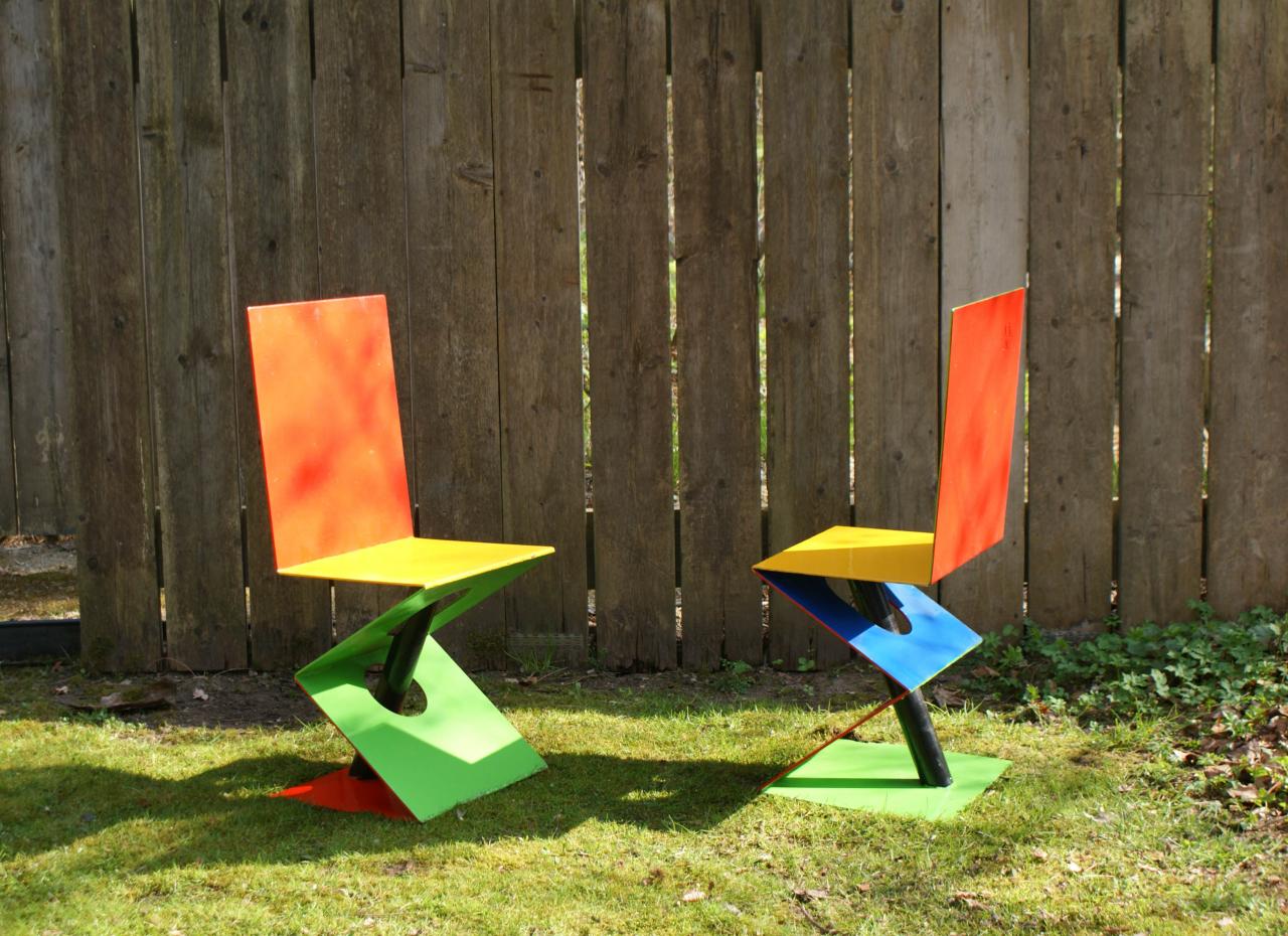 deux chaises colorées