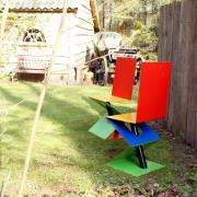 deux chaises multicolores